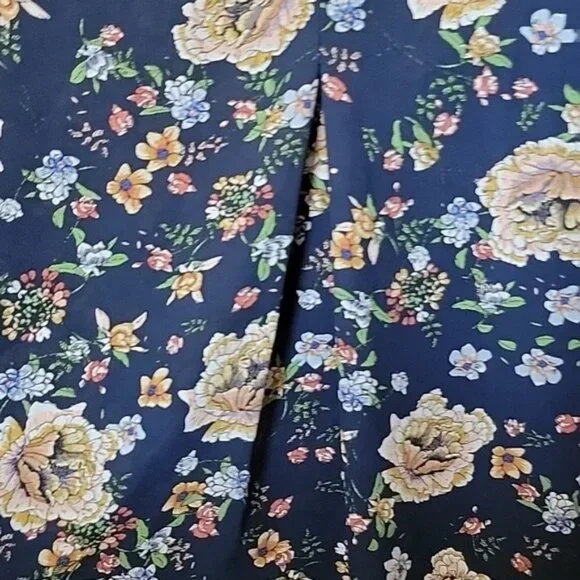 HALOGEN Navy with Floral Print Double V-Neck Top with Cap Sleeves: Size: S - Picture 9 of 13